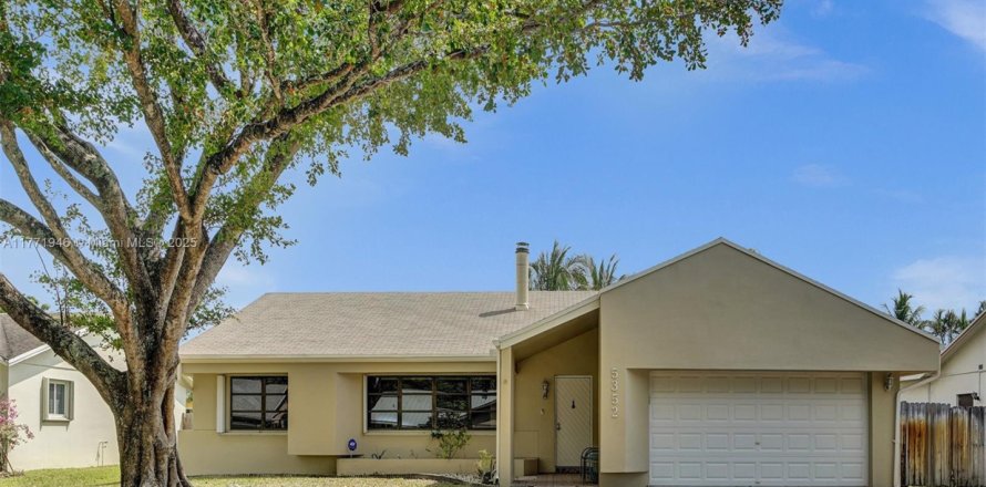 House in Cooper City, Florida 3 bedrooms, 179.39 sq.m. № 1739965
