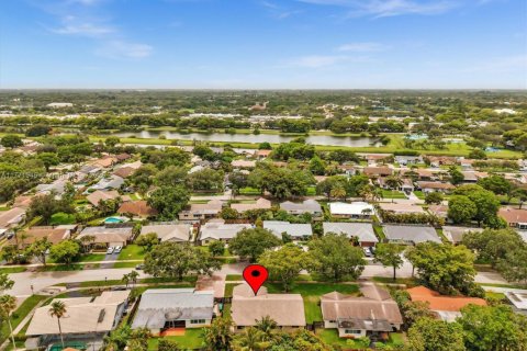 House in Cooper City, Florida 3 bedrooms, 179.39 sq.m. № 1739965 - photo 29