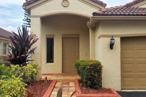 House in Weston, Florida 3 bedrooms, 174.01 sq.m. № 2189495