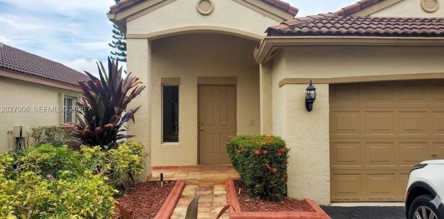 House in Weston, Florida 3 bedrooms, 174.01 sq.m. № 2189495