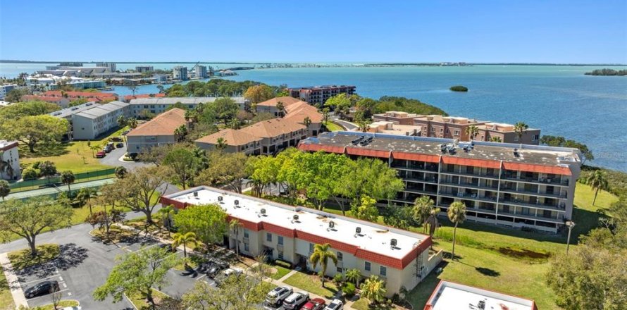Townhouse in Dunedin, Florida 3 bedrooms, 151.43 sq.m. № 1584645