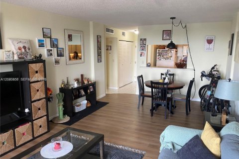 Condo in North Miami, Florida, 1 bedroom  № 2087273 - photo 6