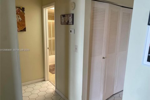 Condo in North Miami, Florida, 1 bedroom  № 2087273 - photo 8