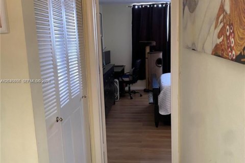 Condo in North Miami, Florida, 1 bedroom  № 2087273 - photo 12