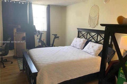 Condo in North Miami, Florida, 1 bedroom  № 2087273 - photo 13