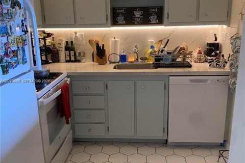 Condo in North Miami, Florida, 1 bedroom  № 2087273 - photo 2
