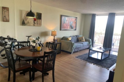Condo in North Miami, Florida, 1 bedroom  № 2087273 - photo 5