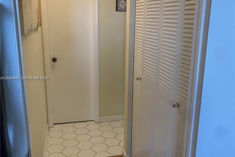 Condo in North Miami, Florida, 1 bedroom  № 2087273 - photo 7