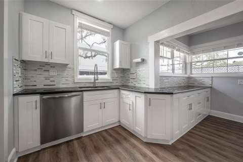 Casa en alquiler en Tampa, Florida, 4 dormitorios, 161 m2 № 1916364 - foto 14