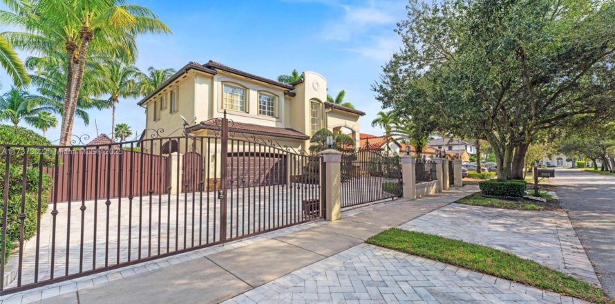 Casa en Miami Lakes, Florida 4 dormitorios, 251.02 m2 № 1490920