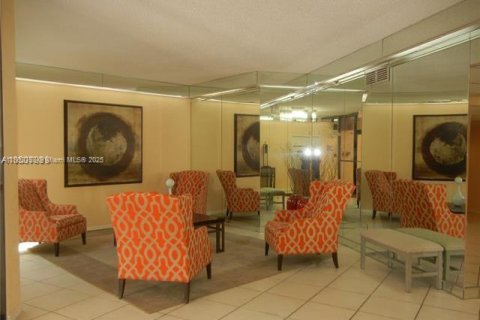 Condo in Pembroke Pines, Florida, 2 bedrooms  № 1864790 - photo 1