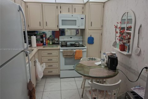 Condo in Pembroke Pines, Florida, 2 bedrooms  № 1864790 - photo 12