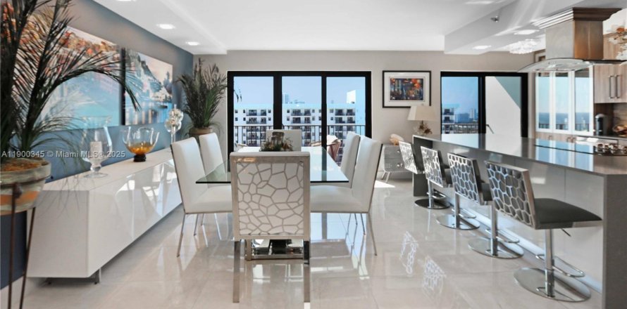 Condominio en Hollywood, Florida, 2 dormitorios  № 1970265