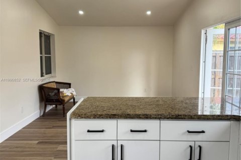 Villa ou maison à louer à Miami, Floride: 3 chambres, 154.87 m2 № 2062823 - photo 12