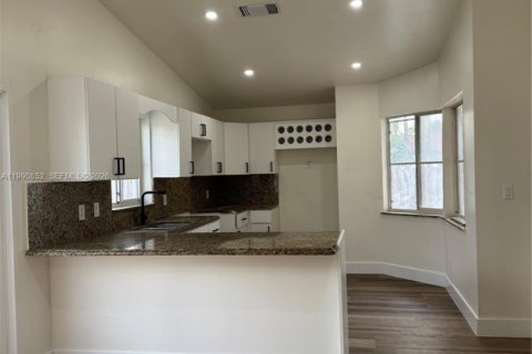 Villa ou maison à louer à Miami, Floride: 3 chambres, 154.87 m2 № 2062823 - photo 11