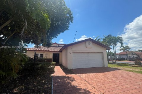 Villa ou maison à louer à Miami, Floride: 3 chambres, 154.87 m2 № 2062823 - photo 2