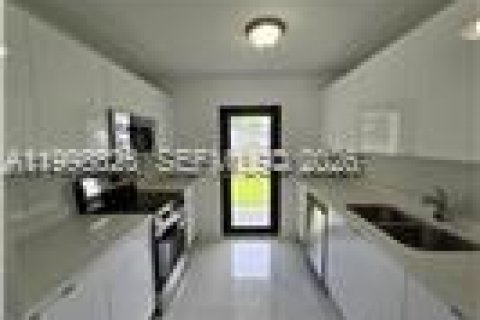 House in Homestead, Florida 3 bedrooms, 120.77 sq.m. № 2067779