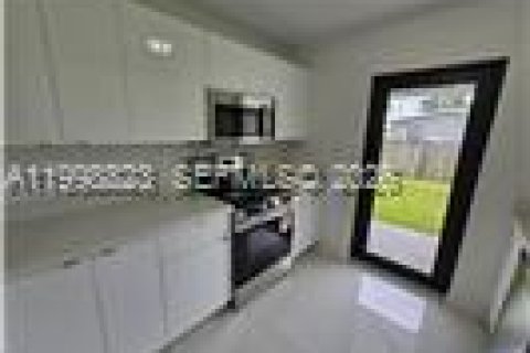 House in Homestead, Florida 3 bedrooms, 120.77 sq.m. № 2067779 - photo 2