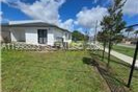 House in Homestead, Florida 3 bedrooms, 120.77 sq.m. № 2067779 - photo 12