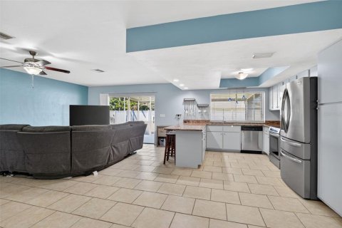 House in Cape Coral, Florida 3 bedrooms, 191.19 sq.m. № 2114316 - photo 7