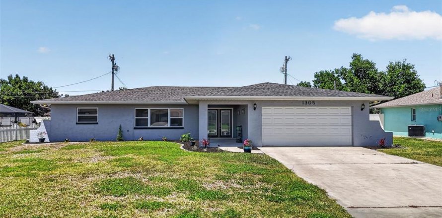 House in Cape Coral, Florida 3 bedrooms, 191.19 sq.m. № 2114316