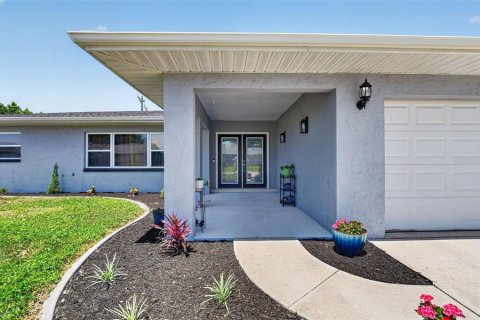 House in Cape Coral, Florida 3 bedrooms, 191.19 sq.m. № 2114316 - photo 2