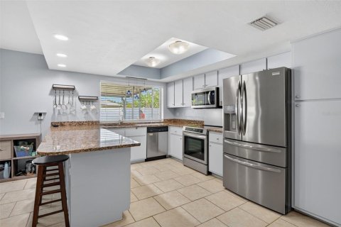 House in Cape Coral, Florida 3 bedrooms, 191.19 sq.m. № 2114316 - photo 10