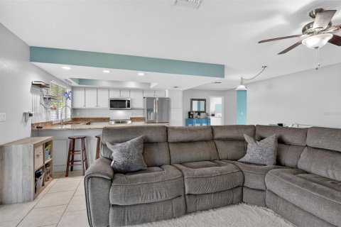 House in Cape Coral, Florida 3 bedrooms, 191.19 sq.m. № 2114316 - photo 9