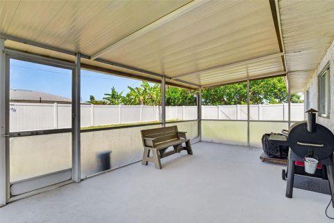 House in Cape Coral, Florida 3 bedrooms, 191.19 sq.m. № 2114316 - photo 30