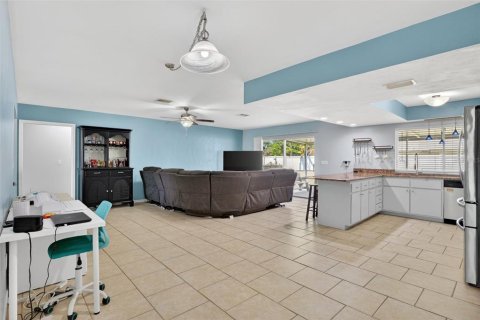 House in Cape Coral, Florida 3 bedrooms, 191.19 sq.m. № 2114316 - photo 6