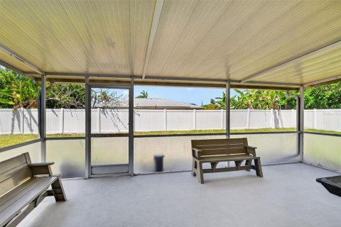 House in Cape Coral, Florida 3 bedrooms, 191.19 sq.m. № 2114316 - photo 29
