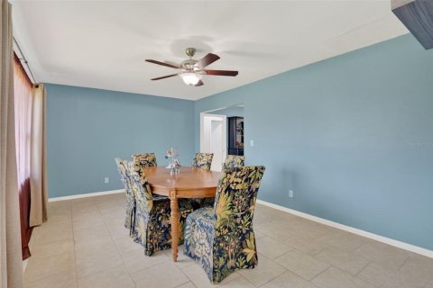 House in Cape Coral, Florida 3 bedrooms, 191.19 sq.m. № 2114316 - photo 5