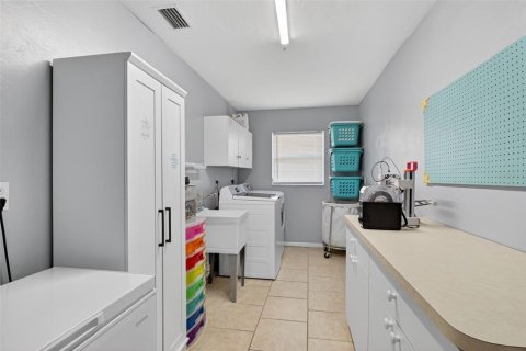 House in Cape Coral, Florida 3 bedrooms, 191.19 sq.m. № 2114316 - photo 15