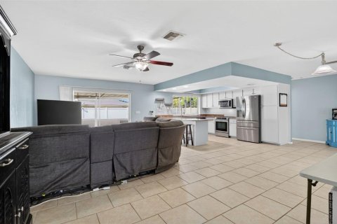 House in Cape Coral, Florida 3 bedrooms, 191.19 sq.m. № 2114316 - photo 8
