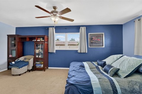 House in Cape Coral, Florida 3 bedrooms, 191.19 sq.m. № 2114316 - photo 19