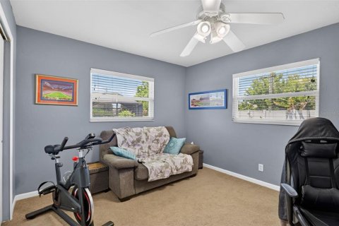 House in Cape Coral, Florida 3 bedrooms, 191.19 sq.m. № 2114316 - photo 22