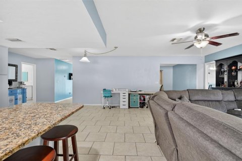 House in Cape Coral, Florida 3 bedrooms, 191.19 sq.m. № 2114316 - photo 14