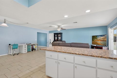 House in Cape Coral, Florida 3 bedrooms, 191.19 sq.m. № 2114316 - photo 13