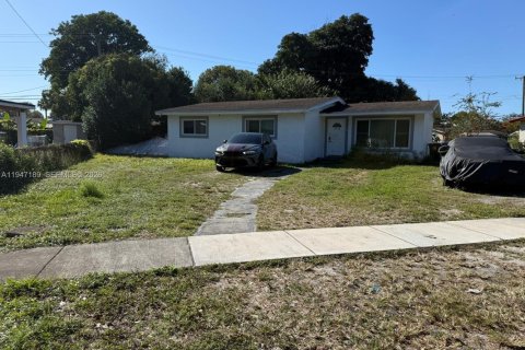 House in Fort Lauderdale, Florida 3 bedrooms, 103.68 sq.m. № 2004112