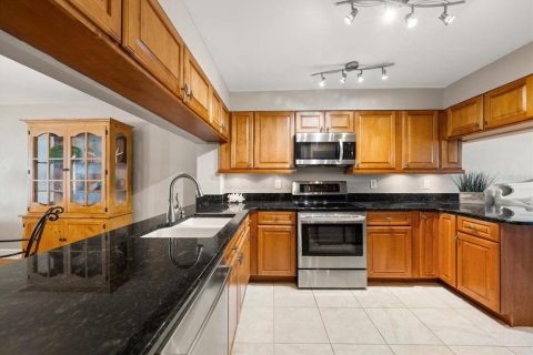 Condo in Saint Pete Beach, Florida, 2 bedrooms № 2196860 - photo 10