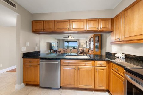 Condo in Saint Pete Beach, Florida, 2 bedrooms № 2196860 - photo 12