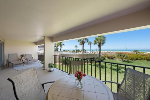 Condo in Saint Pete Beach, Florida, 2 bedrooms № 2196860 - photo 7