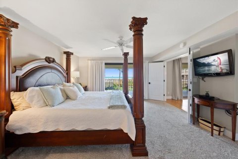 Condo in Saint Pete Beach, Florida, 2 bedrooms № 2196860 - photo 16