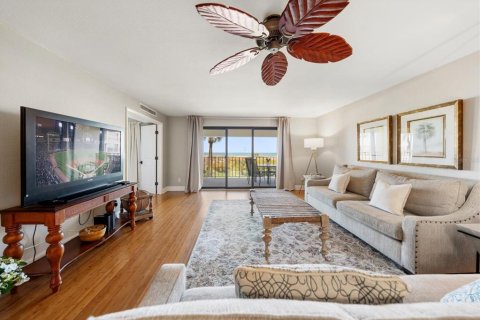 Condo in Saint Pete Beach, Florida, 2 bedrooms № 2196860 - photo 8