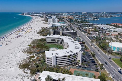 Condo in Saint Pete Beach, Florida, 2 bedrooms № 2196860 - photo 29