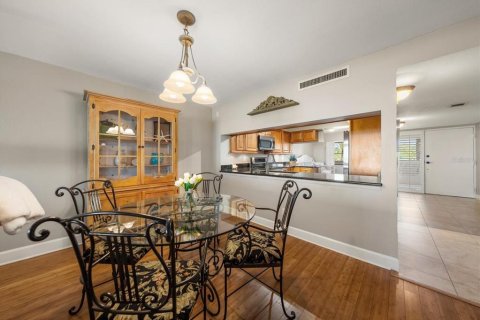Condo in Saint Pete Beach, Florida, 2 bedrooms № 2196860 - photo 15