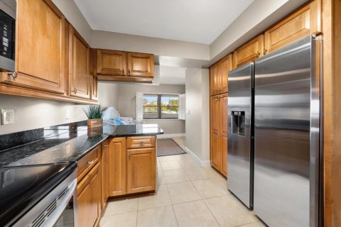 Condo in Saint Pete Beach, Florida, 2 bedrooms № 2196860 - photo 11