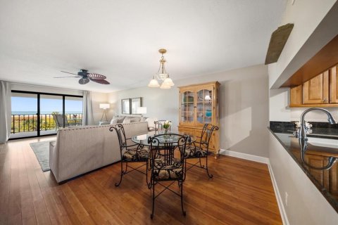 Condo in Saint Pete Beach, Florida, 2 bedrooms № 2196860 - photo 14