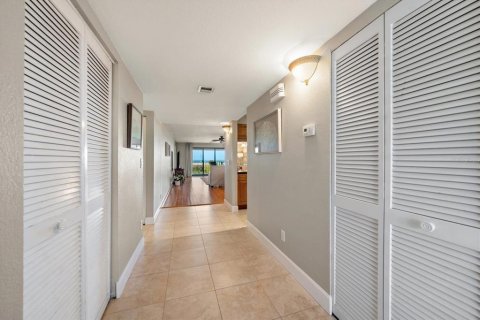 Condo in Saint Pete Beach, Florida, 2 bedrooms № 2196860 - photo 4