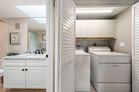 Condo in Saint Pete Beach, Florida, 2 bedrooms № 2196860 - photo 24